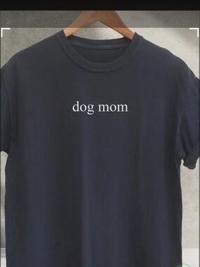 Dog Mom T-Shirt in Black - Classic Crew Neck